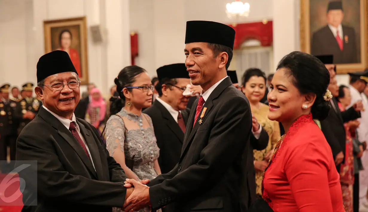 Presiden Jokowi memberi ucapan selamat kepada Menko Perekonomian Darmin Nasution usai pelantikan di Istana Negara, Jakarta, Rabu (12/8/2015). Jokowi  me-reshuffle sejumlah menteri Kabinet Kerja sekaligus melantik menteri baru. (Liputan6.com/Faizal Fanani)