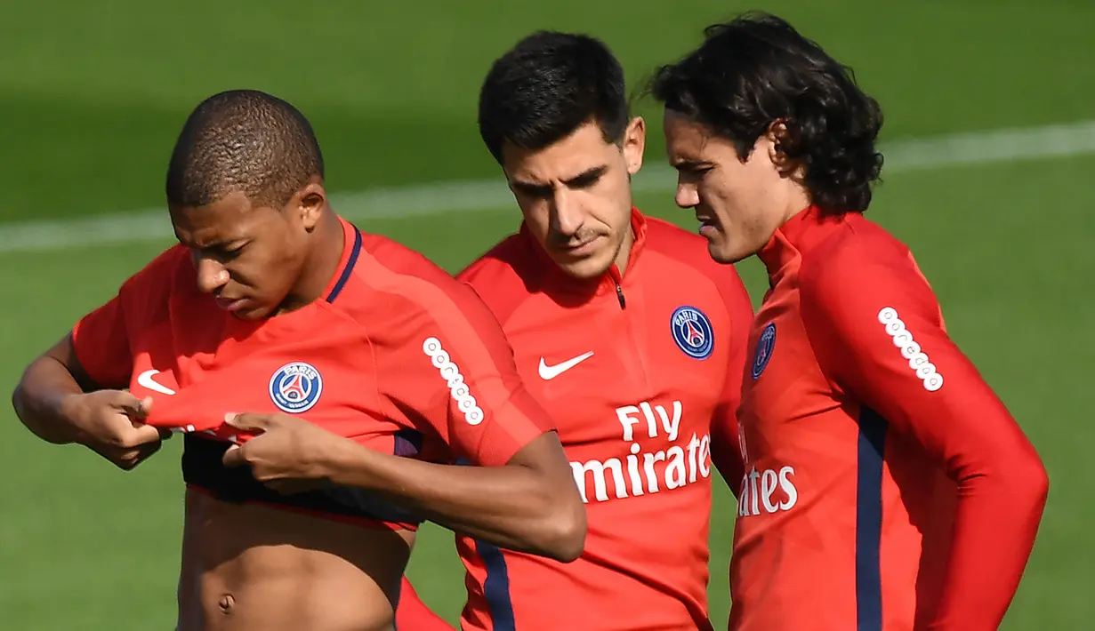Striker PSG, Edinson Cavani, bersama rekan-rekannya saat latihan di Saint-Germain-en-Laye, Yvelines, Kamis (21/9/2017). Ini merupakan latihan perdana pasca konflik rebutan tendangan bebas dan penalti antara Neymar dan Cavani. (AFP/Franck Fife)