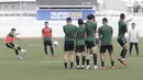 Pemain Timnas Indonesia U-22, Syahrian Abimanyu, melakukan eksekusi tendangan bebas saat latihan di Stadion Rizal Memorial, Manila, Senin (25/11). Latihan ini persiapan jelang laga SEA Games 2019 melawan Thailand. (Bola.com/M Iqbal Ichsan)