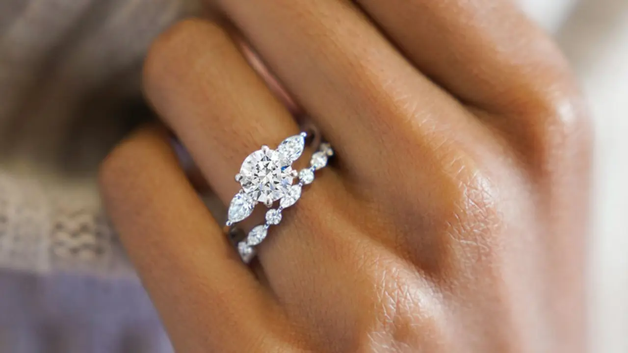 Model Cincin Tunangan Simple dan Elegan untuk Pria dan Wanita/brilliantearth.com