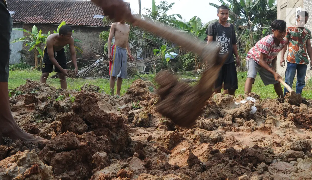 Santri mantan pecandu narkoba belajar bertani di Pesantren Rehabilitasi Narkoba Hikmah Syahadah, Pasir Nangka, Tigaraksa, Tangerang, Rabu (4/9/2019). Sekitar 50 santri yang umumnya mantan pecandu narkoba menjalani terapi penyembuhan di pesantren ini. (merdeka.com/Arie Basuki)
