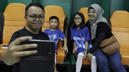 Seorang anak dari suporter PSM Makassar sebelum menjadi pendamping saat laga Piala AFC melawan Home United di Stadion Pakansari, Bogor, Selasa (30/4). Kesempatan ini diberikan oleh Allianz sebagai salah satu sponsor. (Bola.com/Yoppy Renato)
