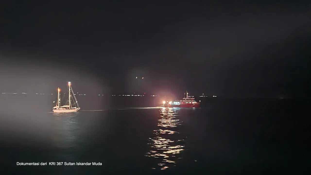 Kapal yacht berbedera Finlandia ditarik karena mati mesin. (Istimewa)
