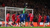 Kiper Paris Saint-Germain asal Rusia bernomor punggung 39, Matvey Safonov, meninju bola selama pertandingan leg kedua babak 16 besar Liga Champions UEFA antara Chelsea FC dan Paris Saint-Germain (PSG) di Stamford Bridge, London barat pada 18 Maret 2026. (Adrian Dennis/AFP)