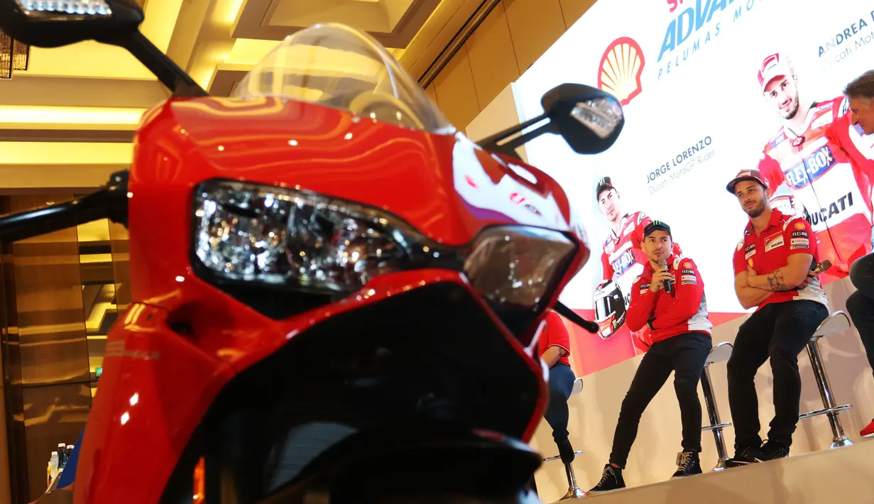 Pembalap MotoGP Jorge Lorenzo (kiri) memberi keterangan saat mengkampanyekan Libas Tantanganmu di Jakarta, Kamis (1/2). Mereka datang untuk memenuhi undangan salah satu produsen minyak dan pelumas, Shell. (Liputan6.com/Angga Yuniar)