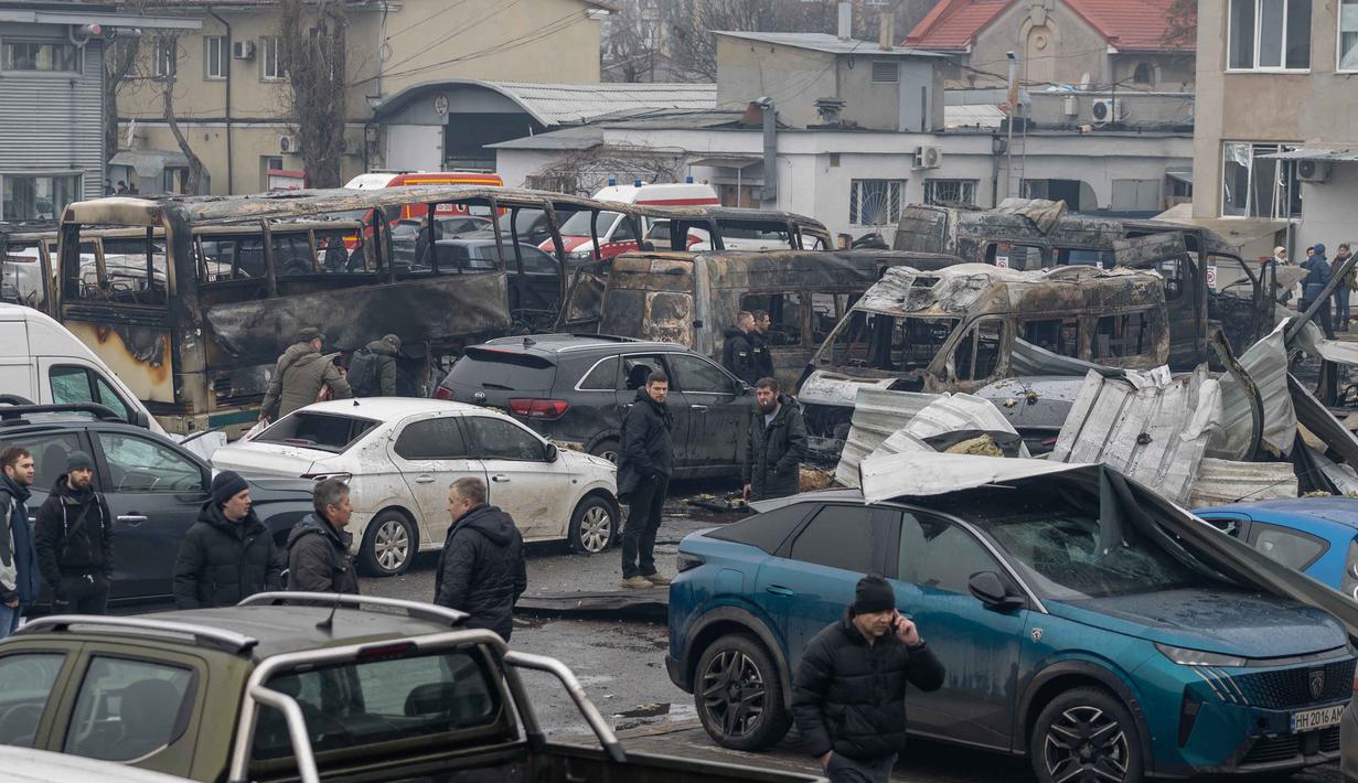 Wali Kota Kyiv, Vitali Klitschko, melaporkan serangan drone dan rudal balistik Rusia pada Kamis 12 Februari 2026 telah memutus pasokan air dan listrik di ribuan gedung apartemen. Tampak dalam foto, warga setempat memeriksa mobil-mobil yang rusak di Odesa pada Jumat 13 Februari 2026. (Oleksandr GIMANOV/AFP)