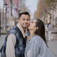Dalam sebuah momen, Raffi dan Nagita tampak berpose mesra. Nagita terlihat mencium pipi dari Raffi Ahmad. [Foto: instagram.com/raffinagita1717]