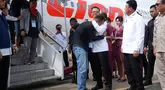 Menteri Luar Negeri Indonesia Sugiono (tengah) memeluk seorang Warga Negara Indonesia (WNI) yang pernah bekerja di pusat penipuan di Myanmar, dengan disaksikan oleh Menteri Koordinator Bidang Politik, Hukum, dan Keamanan Budi Gunawan (kedua dari kanan), di Bandara Internasional Soekarno-Hatta, Tangerang, Banten, pada Selasa 18 Maret 2025. (Tatan SYUFLANA/POOL/AFP)