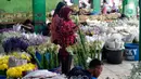 Selain bunga sedap malam, ada beberapa pilihan bunga untuk dekorasi rumah saat Idul Fitri yang dijual di Pasar Bunga Rawa Belong. (Liputan6.com/Angga Yuniar)