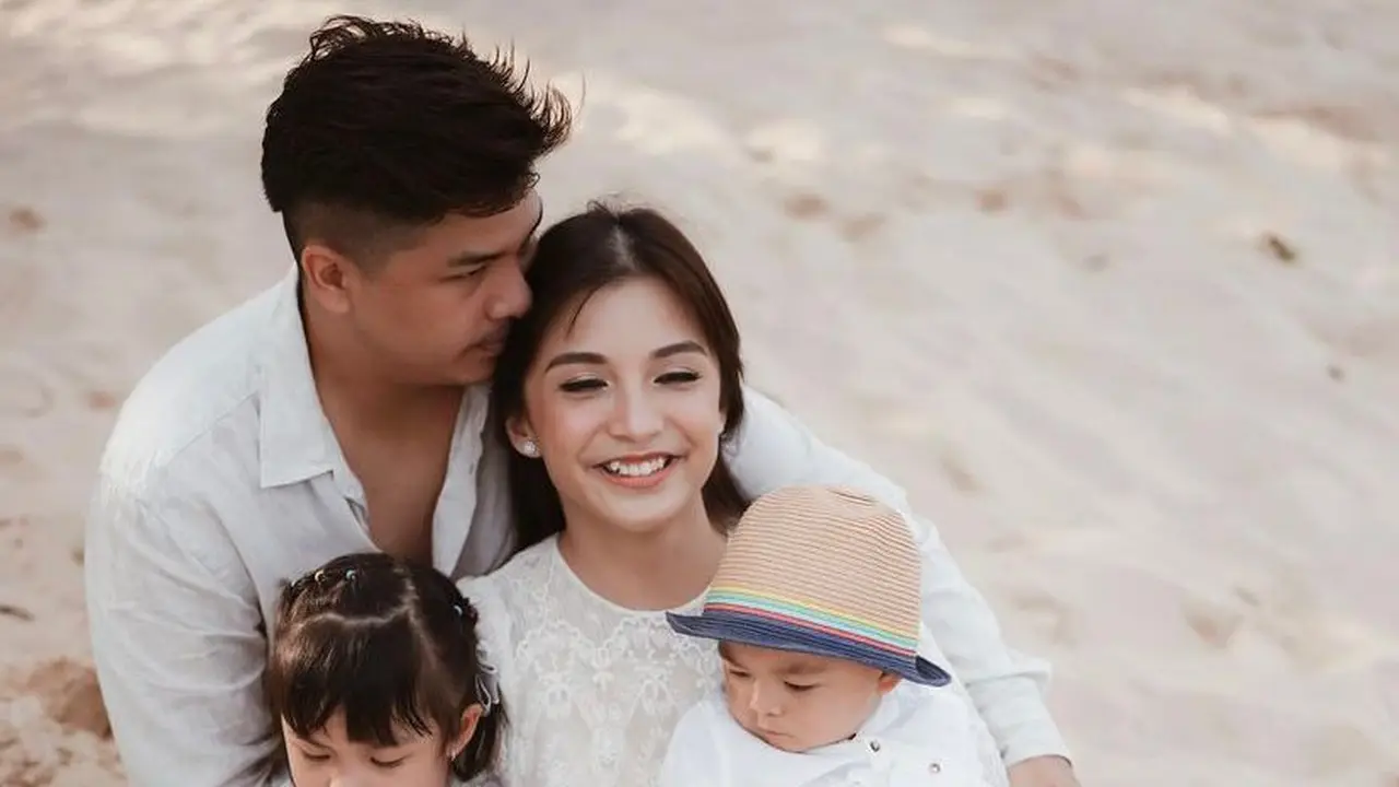 14 Gaya Chelsea Olivia dan Glenn Alinskie saat Liburan di Bali, Kompak Pakai Baju Adat-Kasual