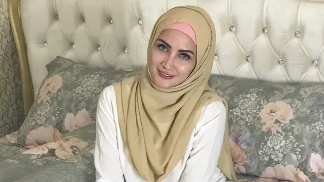 [Bintang] Dulu Seksi, Ini 8 Foto Natalie Sarah Saat Kenakan Hijab