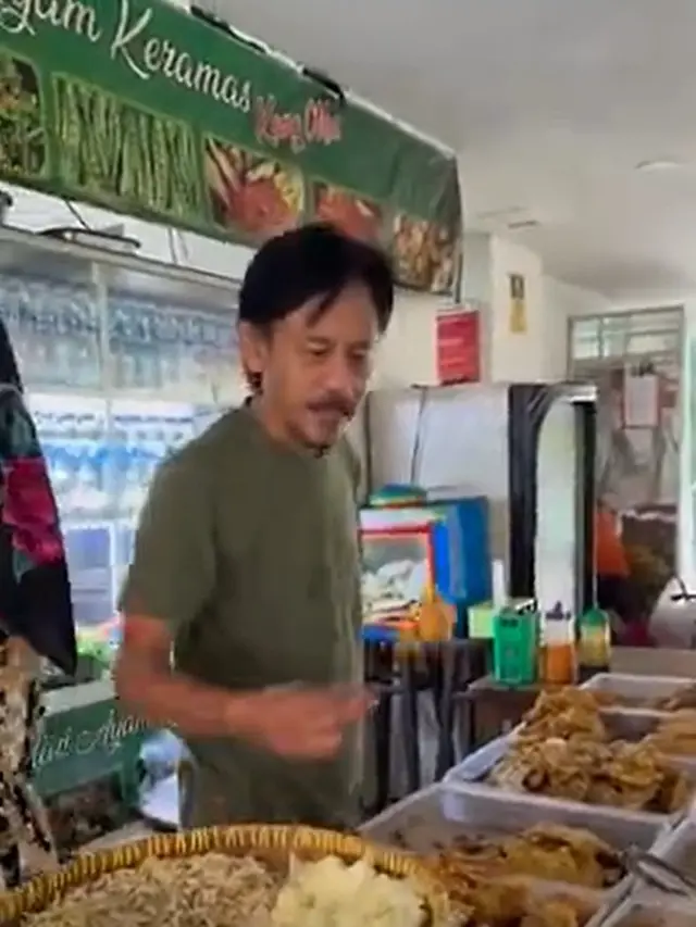 Potret Epy Kusnandar yang sedang berjualan (Instagram/karinaranau9 dan Instagram/epy_kusnandar_official)