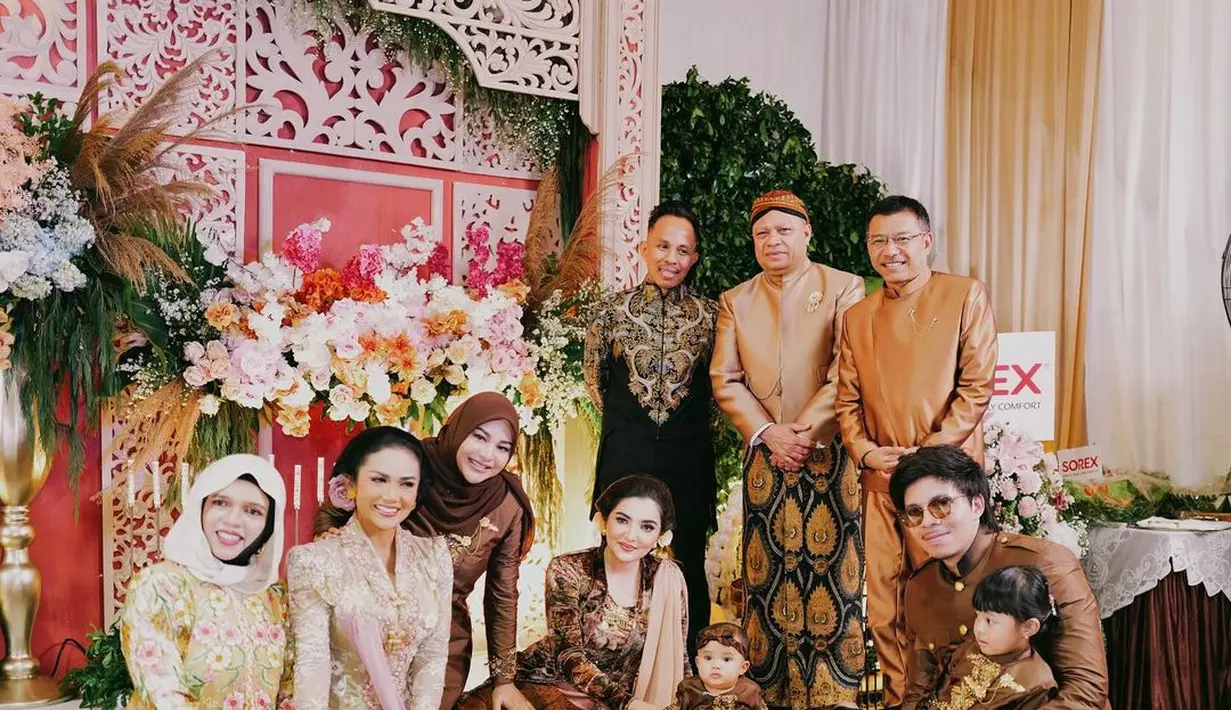 Geni Faruk memilih mengenakan kebaya dengan siluet kebaya encim bercorak floral, berwarna kekuningan yang serasi. [Foto: Instagram/attahalilintar]