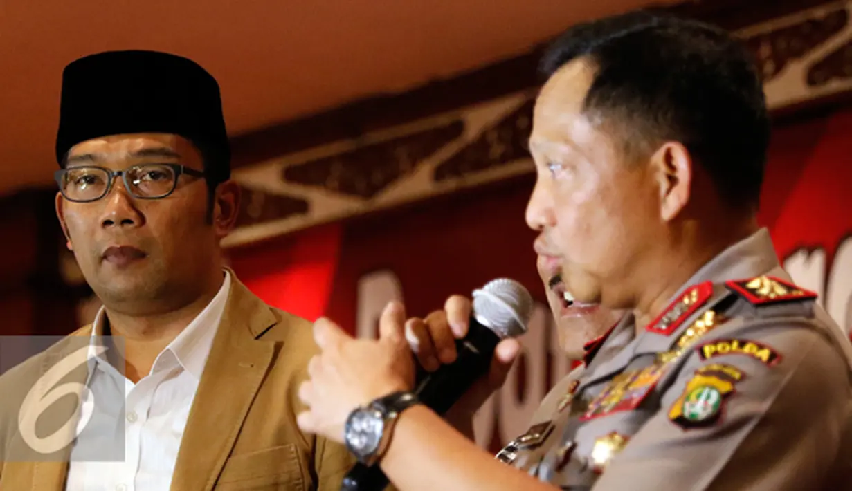 Polda Metro Jaya, Tito Karnavian memberikan keterangan saat rapat koordinasi pengamanan final Piala Presiden 2015, Jakarta, Jumat (16/10/2015). Rapat dihadiri oleh suporter Persija, Persib dan personil TNI dari Kodam Jaya. (Liputan6.com/Yoppy Renato)