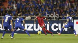 Boaz Solossa menggiring bola melewati pemain Thailand  pada leg kedua final Piala AFF 2016 di Stadion Raja Manggala, (17/12/2016). (Bola.com/Vitalis Yogi Trisna)