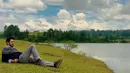 Aktor Fachri Albar berpose berbaring di rumput saat berada di Samosir. Aktor Fachri Albar ditangkap Satuan Reserse Narkoba Polres Metro Jakarta Selatan karena kepemilikan narkoba. (Instagram.com/aialbar)
