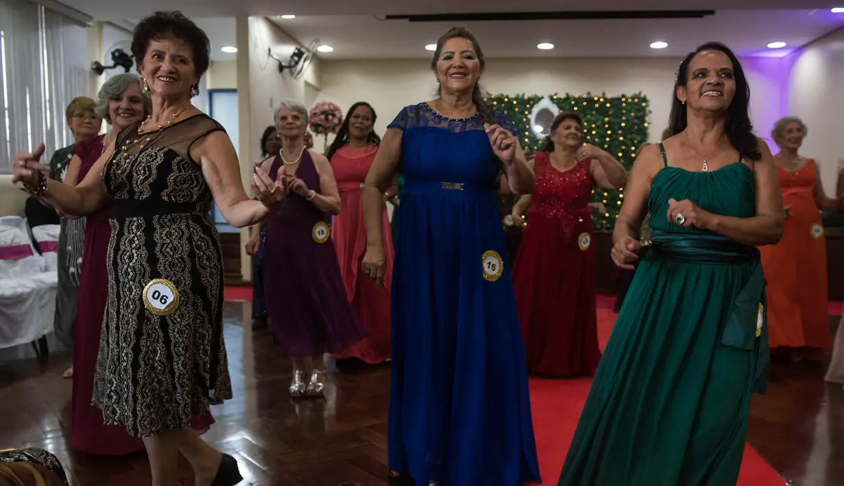 Sejumlah kontestan menari saat mengikuti kontes kecantikan untuk wanita lansia menjelang Hari Ibu, di Sao Paulo, Brasil (10/5). Di hadapan para juri, mereka ikut berlenggak lenggok di atas panggung menampilkan gaun yang dipakainya. (AFP/Nelson Almeida)