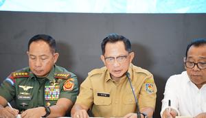 Menteri Dalam Negeri (Mendagri) Muhammad Tito Karnavian saat Konferensi Pers Pemulihan dan Rencana Strategis Pascabencana Jelang Akhir Tahun di Posko Terpadu Lanud Halim Perdanakusuma, Jakarta, Senin (29/12/2025). (Dok. Istimewa)