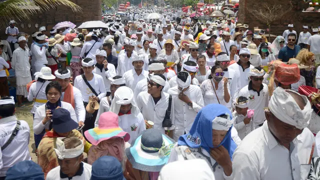Jelang Nyepi, Ribuan Umat Hindu Bali Gelar Ritual Melasti