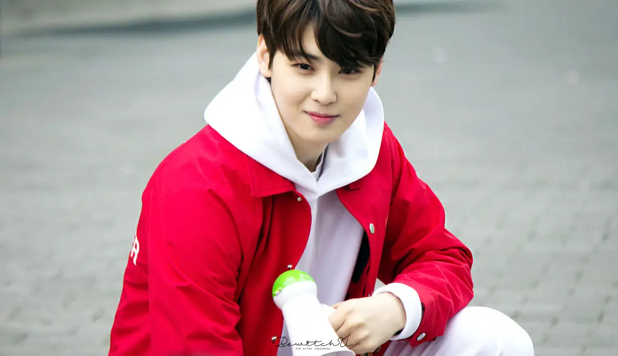 Eun Woo sempat menjadi ketua OSIS saat masih duduk di bangku SMP. Selain tampan, ia juga dikenal sebagai siswa yang penuh dengan prestasi. (Foto: koreaboo.com)