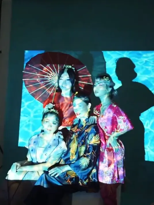 Berlatar biru dengan gambar air, paras cantik para seleb ini memang tak pernah gagal bikin terpana. Di foto ini, aura berkelas Wendy Walters, Cathy Sharon, Gritte Agatha dan Heidiana Tjahjadi ini begitu terpancar.(Liputan6.com/IG/@aldosinarta)