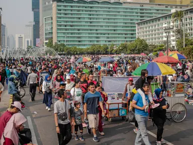 Warga dan pedagang kaki lima (PKL) memadati kawasan car free day (CFD), Bundaran HI, Jakarta, Minggu (4/8/2019). Kurangnya pengawasan petugas menyebabkan banyak PKL berjualan tidak pada tempat yang telah disediakan oleh Pemprov DKI Jakarta. (Liputan6.com/Faizal Fanani)