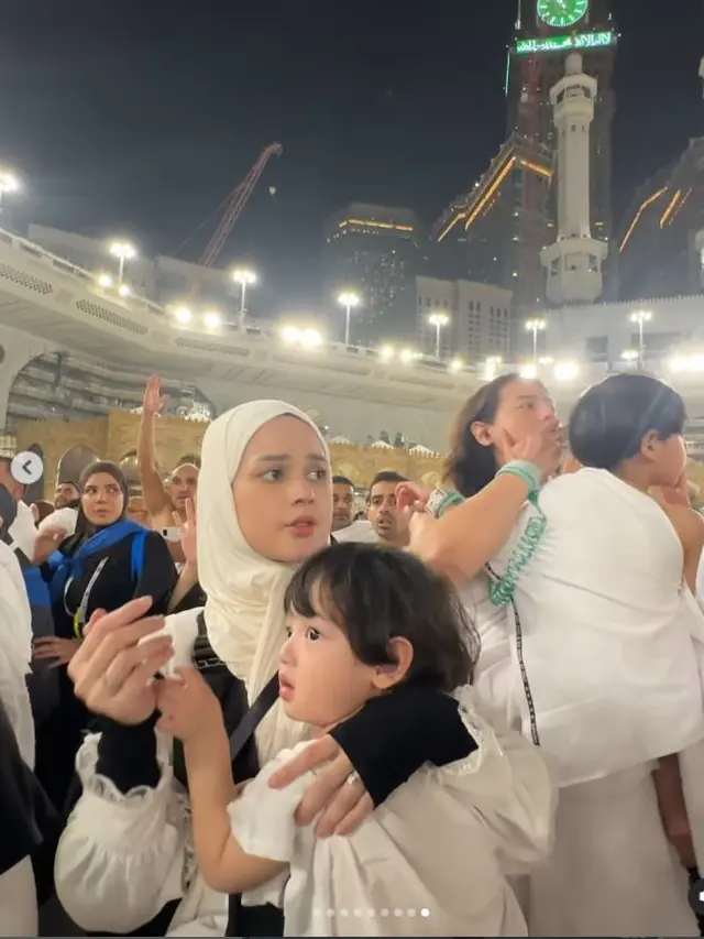 6 Potret Roger Danuarta dan Cut Meyriska Jalani Umrah, Khusyuk di Depan Ka'bah