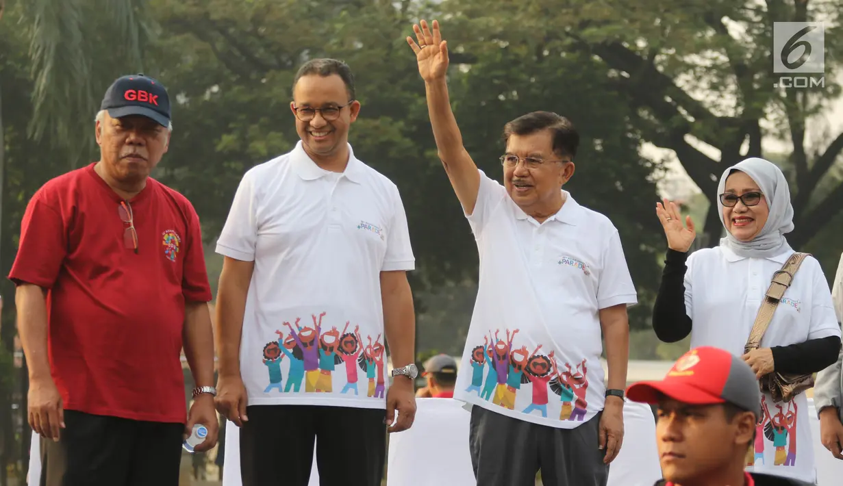 Wakil Presiden Jusuf Kalla didampingi Gubernur DKI Anies Baswedan dan Menteri PUPR, Basuki Hadi Moeljono melepas parade Asian Games 2018 di Monas, Jakarta, Minggu (13/5). Total jumlah peserta parade ini mencapai 4.800 orang. (Liputan6.com/Arya Manggala)