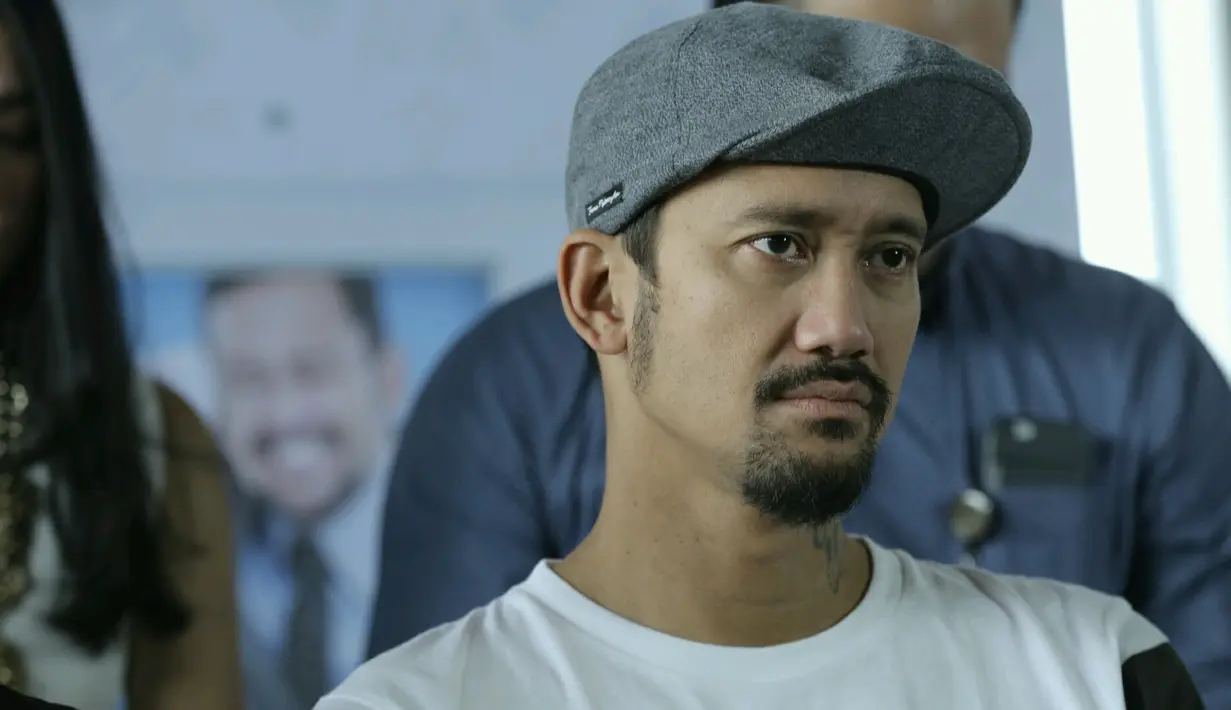 Lantas seperti apa komentar Tora terkait peran sutradara Soleh Solihun. Sambil berkelekar, aktor 44 tahu itu meragukannya. Film ini mulai proses syuting pada 10 Desember 2017 di Jakarta. (Galih W Satria/ dok. Bintang.com)