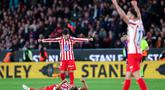 Pemain Atletico Madrid merayakan kemenangan setelah dipastikan lolos ke final Copa del Rey 2025/2026 di Stadion Camp Nou, Rabu (04/03/2026). (AFP/Josep Lago)