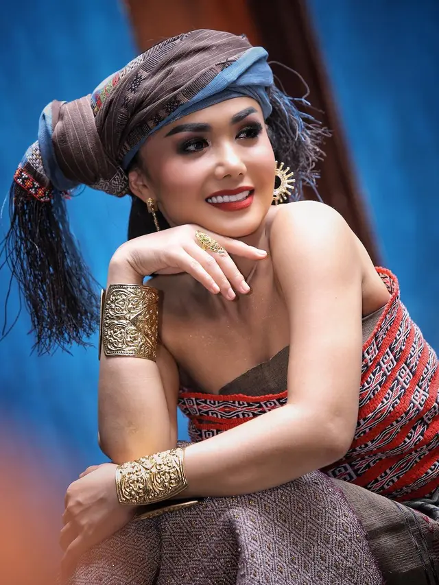 6 Pesona Yuni Shara Tampil dengan Berbagai Busana Adat Ini Selalu Memesona