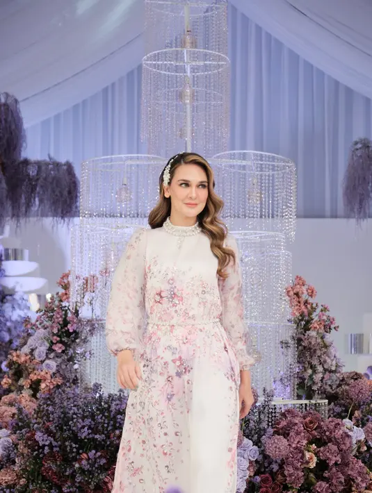 Luna Maya pancarkan aura anggun berbalut gamis motif floral beraksen beads pada kerah dari Vanilla Hijab. [Foto: Vanilla Hijab].