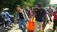Mamat, warga Kemang, Kabupaten Bogor ditemukan tewas di aliran sungai Kali Baru, Cilebut, Bogor. (Liputan6.com/Achmad Sudarno)