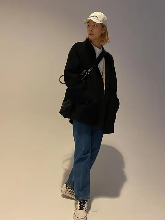 Gaya boyfriend material ala Johnny NCT ini juga tak lepas dari sorotan netizen. Pria kelahiran 9 Februari 1995 ini memadukan celana jeans dengan sneaker serta coat hitam yang senada dengan tasnya. (Liputan6.com/IG/@johnnyjsuh)