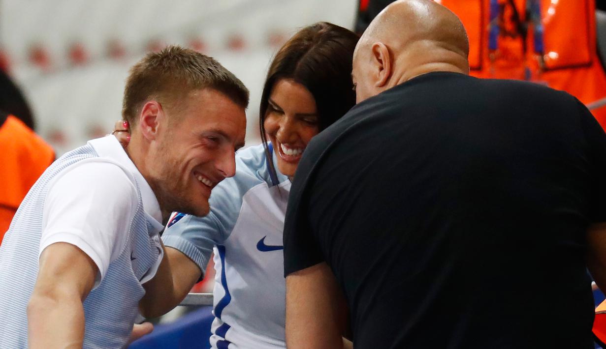 Penyerang Inggris, Jamie Vardy dihibur sang istri, Ribka Vardy, usai laga babak 16 besar Piala Eropa 2016 antara Inggris vs Islandia, di Stade de Nice, Selasa (28/6) dinihari. Inggris menyerah 1-2 dari Islandia. (REUTERS/Kai Pfaffenbach Livepic)