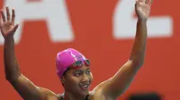 Atlet para renang, Syuci Indriani usai berlaga di final 200 meter gaya bebas putri S14 Asian Para Games 2018 di Stadion Akuatik Kompleks GBK, Jakarta, Minggu (7/10). Syuci meraih posisi ketiga dan berhak atas perunggu. (Liputan6.com/Helmi Fithriansyah)