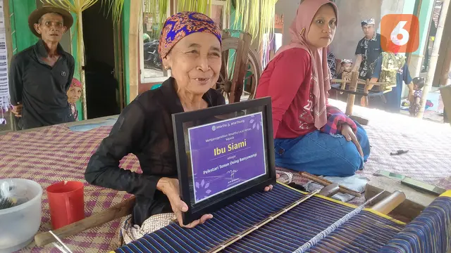 Siami Penenun terakhir suku osing di Desa Jambesari, Banyuwangi mendapat penghargaan Local Heroes  dari PT Amartha  (Hermawan Arifianto/Liputan6.com)
