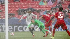 Laga Sevilla kontra RB Salzburg di Liga Champions berakhir sama kuat 1-1. (Foto: AP/Angel Fernandez)