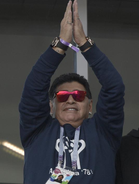 Gaya legenda Argentina, Diego Maradona saat menonton La Albiceleste melawan Islandia  pada grup D Piala Dunia 2018 di Spartak Stadium, Moskow (16/6/2018). Argentina hanya bermain imbang 1-1. (AFP/Juan Mabromata)