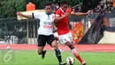 Pemain Persija, Ramadika  (kanan) berusaha melewati pemain Prapon DIY pada laga uji coba di Stadion UNY, Rabu (9/3/2016). Laga uji coba dilakukan Persija sebagai persiapan menghadapi turnamen  Piala Bhayangkara 2016. (Liputan6.com/Boy Harjanto)