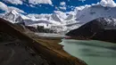 Pemandangan Gunung Sapukonglagabo di Wilayah Biru di Nagqu, Daerah Otonom Tibet, China barat daya (11/10/2020). Dengan membaiknya kondisi transportasi, semakin banyak wisatawan yang dapat mengakses Gunung Sapukonglagabo untuk menikmati pemandangan. (Xinhua/Purbu Zhaxi)
