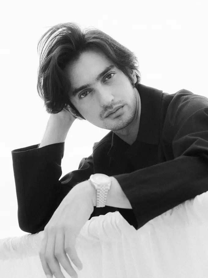 Pesona Seleb Pria dengan Rambut Gondrong