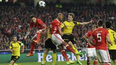 Pemain Benfica, Luisao dan Victor Lindelof menghadang sundulan pemain Dortmund, Lukasz Piszczek pada babak 16 besar Liga Champions di Luz stadium, Lisbon, (14/2/2017). Benfica menang 1-0.  (AP/Armando Franca)