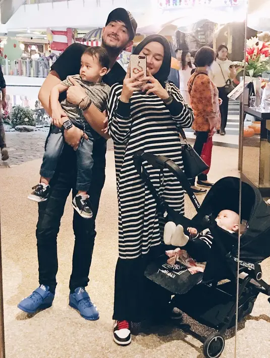 Walaupun jarang disorot media, baik Aryani dan Donny kerap membagikan kekompakan keluarga kecilnya di masing-masing akun Instagram-nya dalam berbagai momen. (Liputan6.com/IG/@aryanifitriana24)