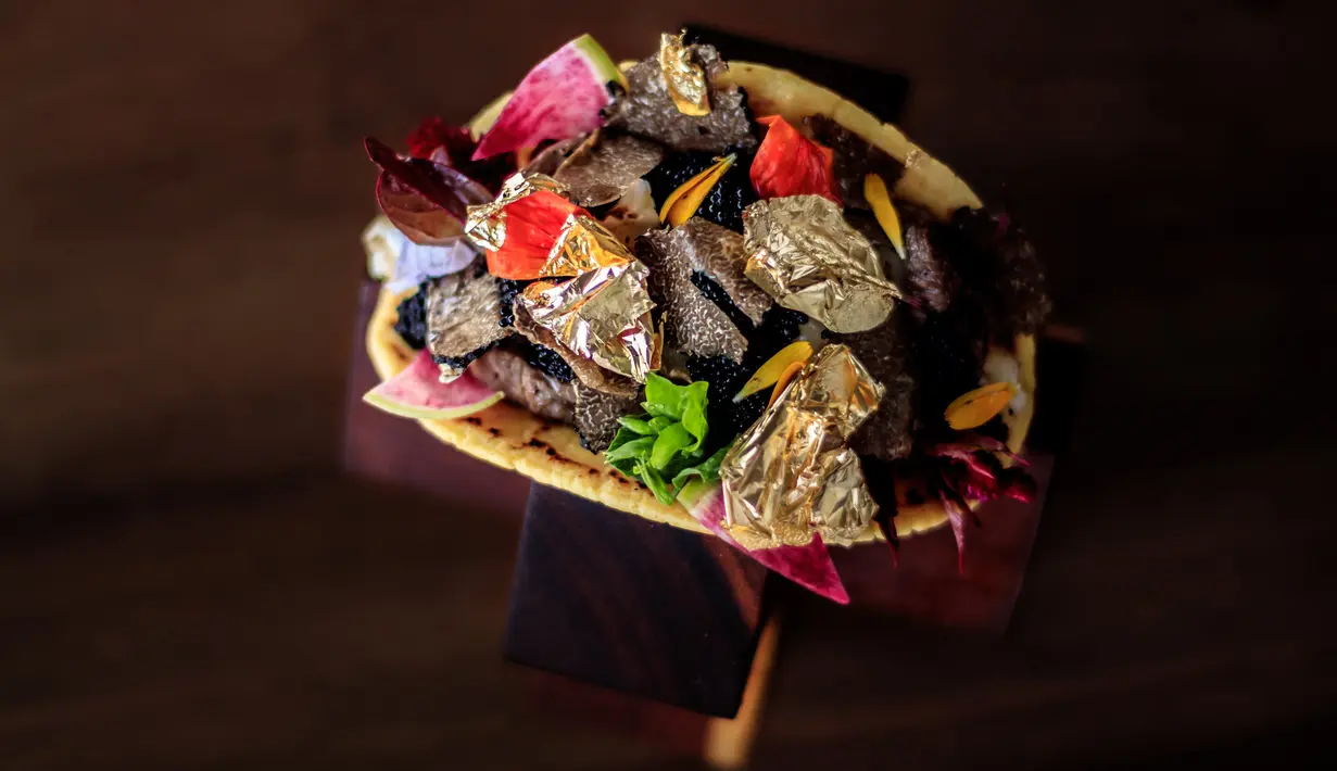 Taco termahal dunia yang merupakan kreasi dari Frida restaurant di Grand Velas Los Cabos Resor, Baja Peninsula, Meksiko, 7 Maret 2017. Satu porsi makanan mewah ini dibanderol seharga US$25 ribu atau setara dengan Rp334 juta. (HO/GRAND VELAS LOS CABOS/AFP)