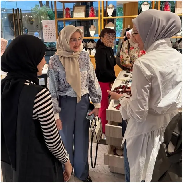 6 Fashion Ibu Pejabat ala Dina Lorenza, Sederhana dan Modis untuk Usia 50 Tahun