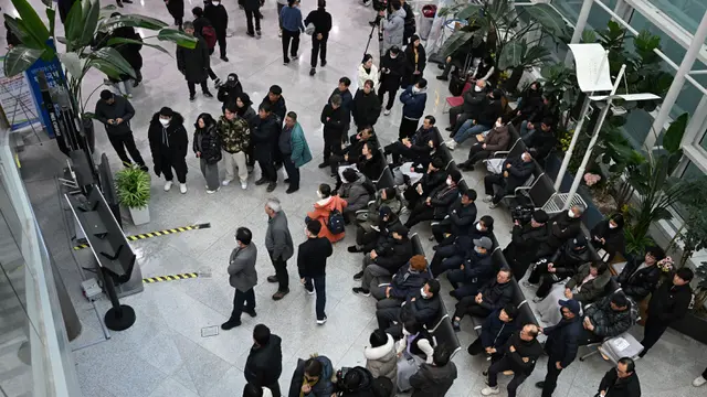 Pesawat Jeju Air Kecelakaan, Keluarga dan Kerabat Penumpang Penuhi Bandara Muan Korea Selatan