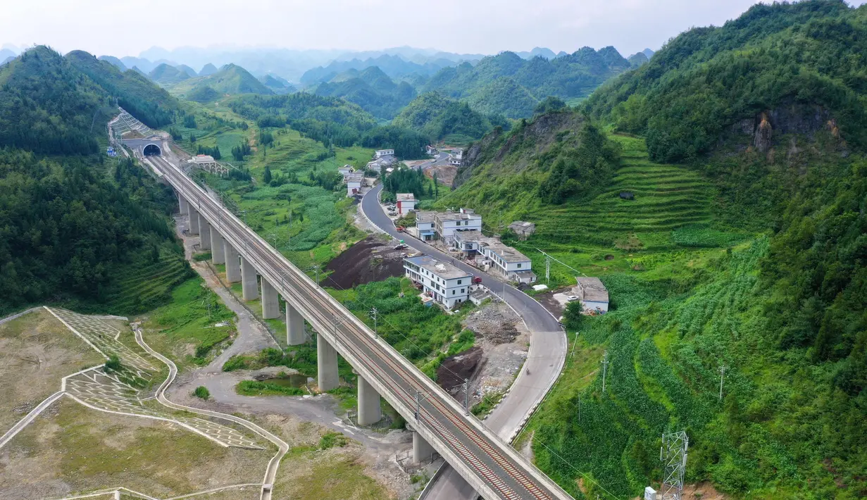 Foto dari udara menunjukkan jalur kereta antarkota Anshun-Liupanshui di Provinsi Guizhou, China, Senin (6/7/2020). Jalur kereta ini akan mempersingkat waktu perjalanan antara Guiyang dan Liupanshui dari saat ini 3,5 jam menjadi sekitar 1 jam. (Xinhua/Liu Xu)