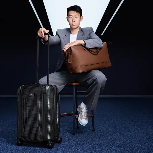 Pesepakbola Asal Korea Selatan, Son Heung Min bersama Koleksi TUMI Terbaru. dok. TUMI
