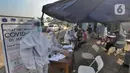 Suasana tes swab Covid-19 kepada para pedagang  di Pasar Sayur Cipulir, Jakarta Selatan, Kamis (25/6/2020). Kegiatan yang dilakukan kepada puluhan pedagang dan warga seputar pasar ini dalam rangka memutus mata rantai penyebaran penyakit corona. (merdeka.com/Arie Basuki)